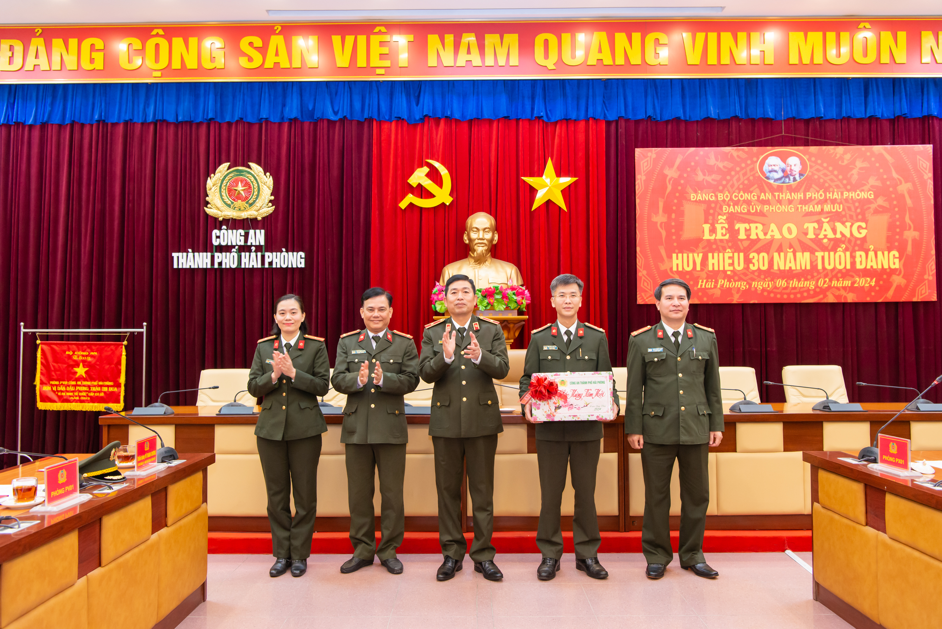 Giám đốc Công an thành phố thăm, chúc Tết CBCS Phòng Tham mưu